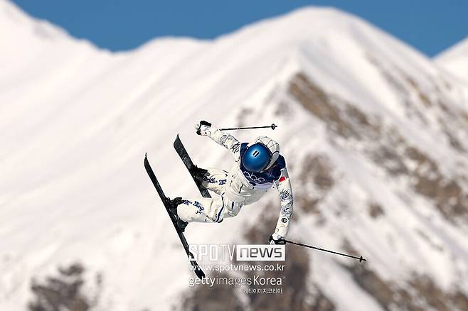 ▲ 슬로프스타일 경기에서 트릭을 펼치는 구아이링.