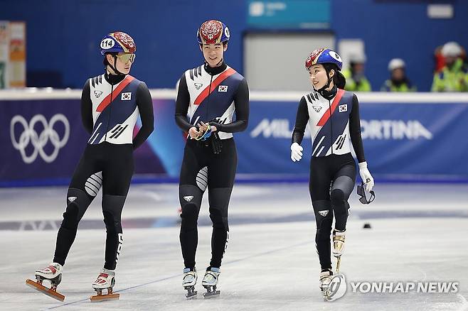 화기애애한 쇼트트랙 훈련장 (밀라노=연합뉴스) 서대연 기자 = 2026 밀라노ㆍ코르티나담페초 동계올림픽 쇼트트랙에 출전하는 신동민(왼쪽부터), 이준서, 김길리가 8일(현지시간) 이탈리아 밀라노 아이스스케이팅 아레나에서 훈련 중 밝은 표정으로 대화하고 있다. 2026.2.9 dwise@yna.co.kr