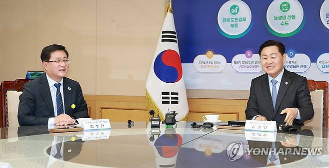 김성환 기후부 장관과 대화하는 김관영 전북도지사 (전주=연합뉴스) 김성환(왼쪽) 기후에너지환경부 장관이 9일 전북특별자치도청에서 열린  새만금 수상태양광(1단계) 발전사업 업무협약에서 김관영 도지사와 대화하고 있다. 2026.2.9 [전북특별자치도 제공. 재판매 및 DB 금지] doo@yna.co.kr