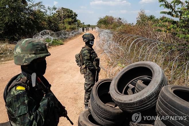 캄보디아와 국경지대 지키는 태국 병사들 지난 5일(현지시간) 태국 동부 사깨우주의 캄보디아와 분쟁 지역에서 태국군 병사들이 철조망을 설치하고 캄보디아인의 진입을 막고 있다.
[AFP 연합뉴스 자료사진. 재판매 및 DB 금지]