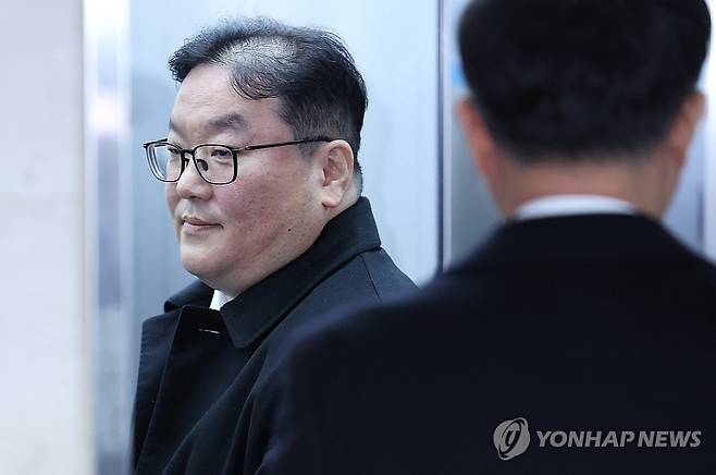 승강기 오르는 '쿠팡 외압 의혹' 엄희준 검사 (서울=연합뉴스) 김주형 기자 = 쿠팡의 퇴직금 미지급 의혹을 수사 중이던 문지석 부장검사에게 무혐의 처분 하라고 압력을 행사한 혐의를 받는 엄희준 광주고검 검사가 9일 서울 서초구 안권섭 상설특별검사 사무실로 출석하고 있다. 2026.2.9 kjhpress@yna.co.kr