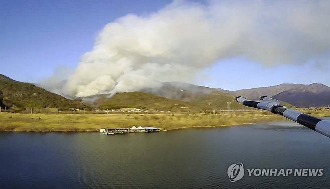 양산 원동 산불 (양산=연합뉴스) 9일 오후 3시 31분께 경남 양산시 원동면 용당리 야산에서 원인을 알 수 없는 불이 나 연기가 발생하고 있다. 산림·소방 당국은 화재를 진압하고 있다. 2026.2.9 [산림청 제공. 재판매 및 DB 금지] image@yna.co.kr