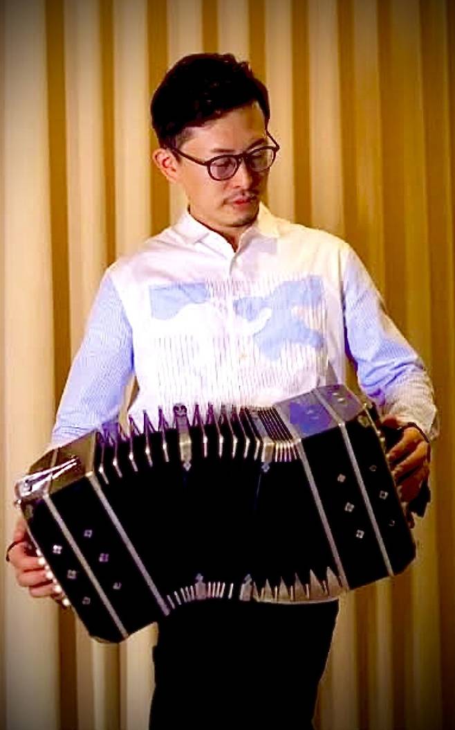 ▲ 반도네온 연주자 사토시 기타무라&nbsp;/사진제공=인천문화예술회관