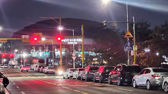 ▲지난 9일 오후 9시 수원시 권선구 수원 KT 소닉붐 아레나 인근 도로를 불법주차한 차량들이 가득 채우고 있다.