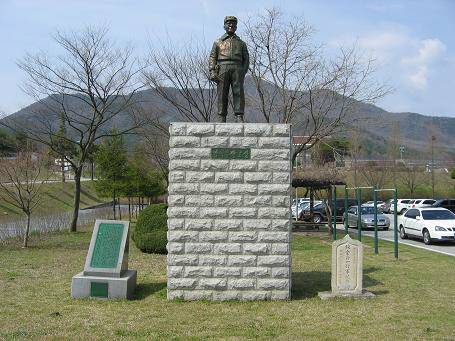 전남 장성군 삼서면 학성리 육군보병학교 내에는 6·25전쟁 중 최전선에서 작전지휘도중 전사한 김백일 장군을 추모하기 위한 동상이 세워져 있다. /국가보훈처 제공