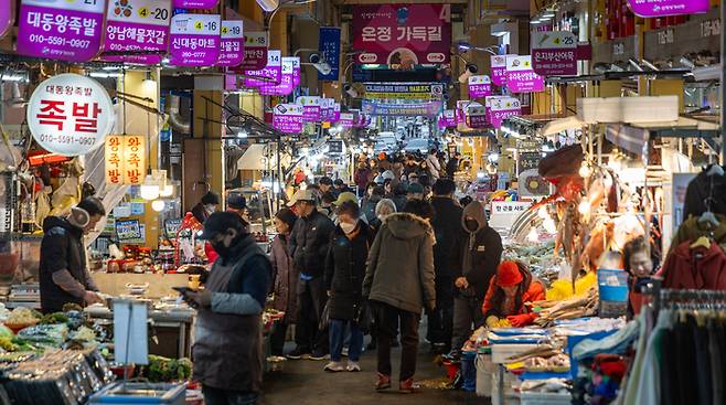 민족대명절 설날을 일주일 앞둔 10일 울산 남구 신정시장에서 시민들이 제수용품을 구매하고 있다. 최지원 기자