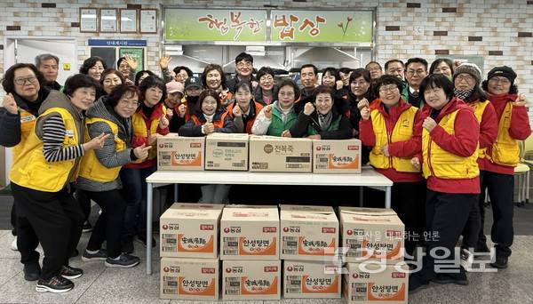 방어진노인복지관(관장 지정수)은 2월 10일(화) 설 명절을 맞이하여 지역취약계층 어르신 79명에게 생필품을 전달하며 따뜻한 나눔을 실천했다.