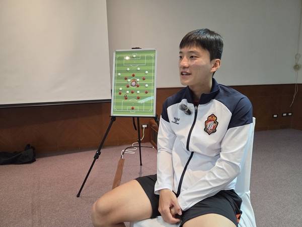 경남FC 배현서가 태국 치앙마이 숙소 회의실에서 인터뷰 하고 있다. /박신 기자