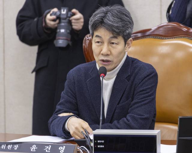 윤건영 국회 행정안전위원회 법안심사제1소위 위원장이 10일 국회에서 열린 행안위 법안소위에서 안건을 설명하고 있다. 이날 행안위 법안소위에서는 충남·대전, 전남·광주, 경북·대구 통합특별법 심사를 할 예정이다. 연합뉴스