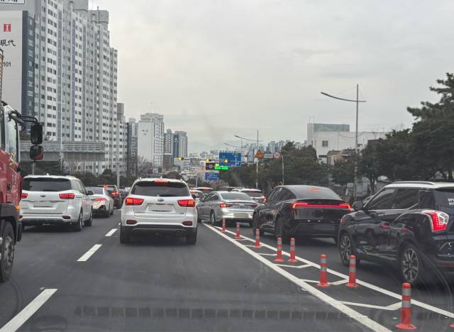 ‘만덕~센텀 도시고속화도로’ 개통 첫날인 10일 만덕IC 부근에서 남해고속도로로 진입하려는 차량과 덕천동으로 빠지려는 차량들이 엇갈리면서 병목 현상을 빚고 있다. 김준현 기자