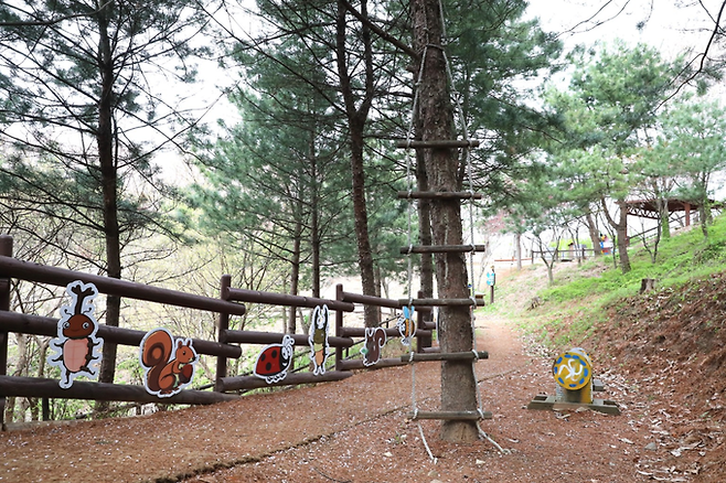 ▲ 경북 의성군 의성읍 남대천 둘레길 인근 숲길 구간에 동물 캐릭터 안내판과 로프 체험 시설이 설치돼 어린이와 가족 단위 이용객이 자연 속에서 걷기와 놀이를 함께 즐길 수 있는 환경이 조성돼 있다. 의성군