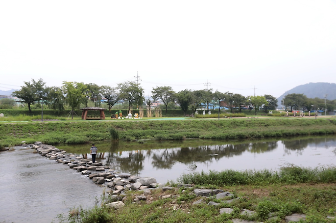 ▲ 경북 의성군 의성읍 남대천 일대에 조성된 징검다리 산책 구간에서 주민이 하천을 가로지르며 수변 공간을 체감형 보행로로 이용하고 있다. 의성군