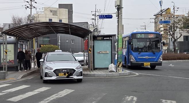 ▲ 10일 영천역 앞에 택시와 시내버스가 손님을 태우기 위해 서 있다. 권오석 기자