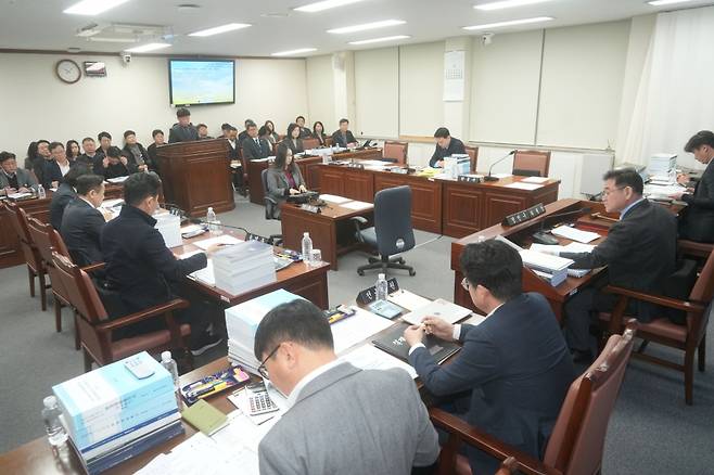 제주도의회 환경도시위원회(위원장 정민구)는 10일 446회 임시회에서 도가 제출한 여객자동차운수사업 조례 개정안을 수정 의결했다.