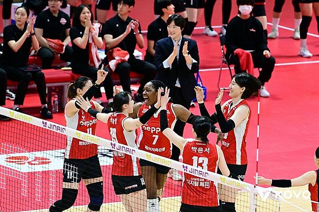 지난 8일 한국도로공사와의 경기에서 단체로 환호 중인 페퍼저축은행 선수단. KOVO 제공