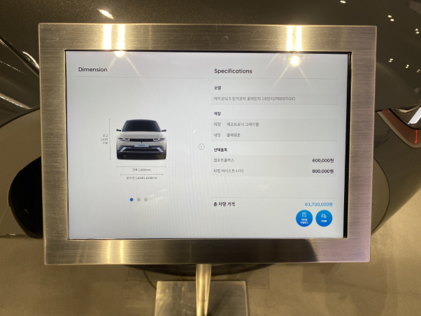 터치 패드에 전시 차량에 대한 정보가 나와 있다. / 사진=송선웅 기자