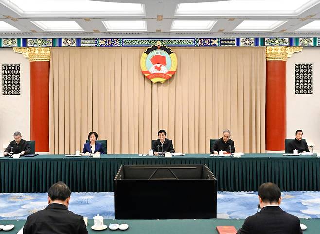 왕후닝(가운데) 중국 전국인민정치협상회의(정협) 주석이 6일 주석 회의를 주재하고 있다. (베이징/신화연합뉴스)