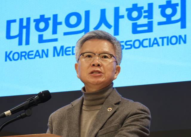 김택우 대한의사협회 회장이 10일 의협회관에서 의대정원 증원 등과 관련한 긴급브리핑을 하며 입장문을 발표하고 있다. 연랍뉴스