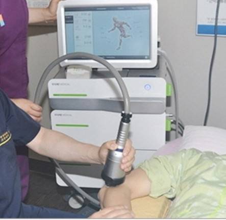 ▲팔꿈치 부상 환자에게 체외충격파 요법을 하고 있다. 사진=정승기정형외과