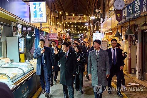 이재명 대통령, 통인시장 방문(서울=연합뉴스) 이재명 대통령이 9일 저녁 식사를 위해 방문한 서울 종로구 통인시장에서 상인들에게 인사하고 있다. 2026.2.9 [청와대 제공. 재판매 및 DB 금지] photo@yna.co.kr