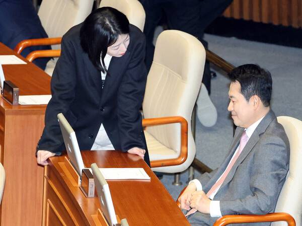 국민의힘 장동혁 대표와 배현진 의원이 9일 국회에서 열린 2월 임시국회 본회의에서 대화하고 있다. 2026.2.9. 연합뉴스