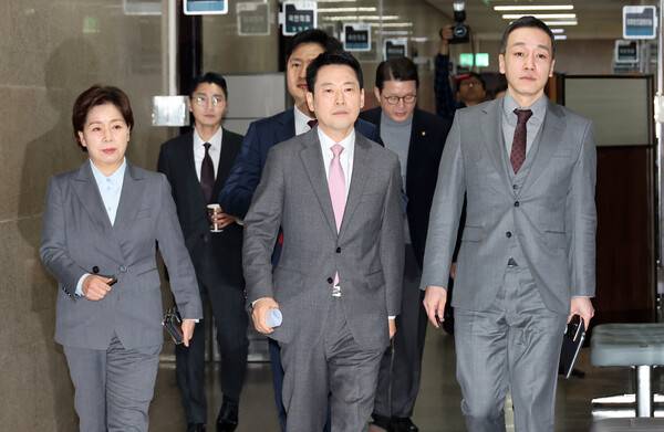 국민의힘 장동혁 대표(가운데)가 9일 국회에서 열린 최고위원회의에 참석하기 위해 입장하고 있다. 오른쪽은 김민수 최고위원. 왼쪽은 양향자 최고위원. 2026.2.9. 연합뉴스