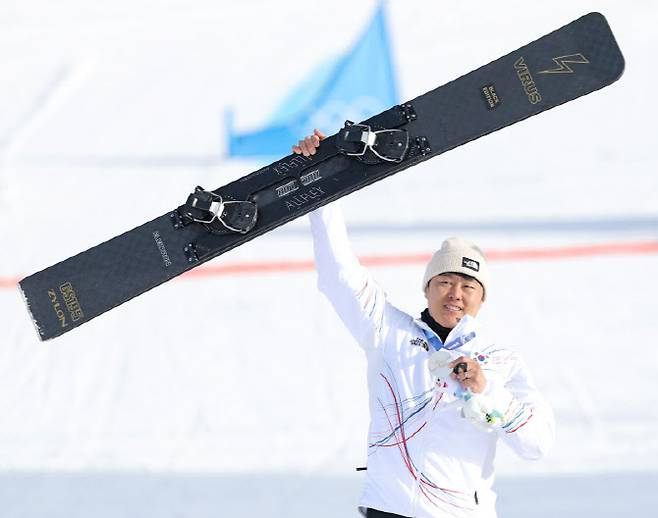 8일(현지시간) 이탈리아 리비뇨 스노파크에서 열린 2026 밀라노-코르티나담페초 동계올림픽 스노보드 남자 평행 대회전 결승 시상식에서 은메달을 따낸 김상겸이 메달을 들어보이고 있다. 사진=연합뉴스