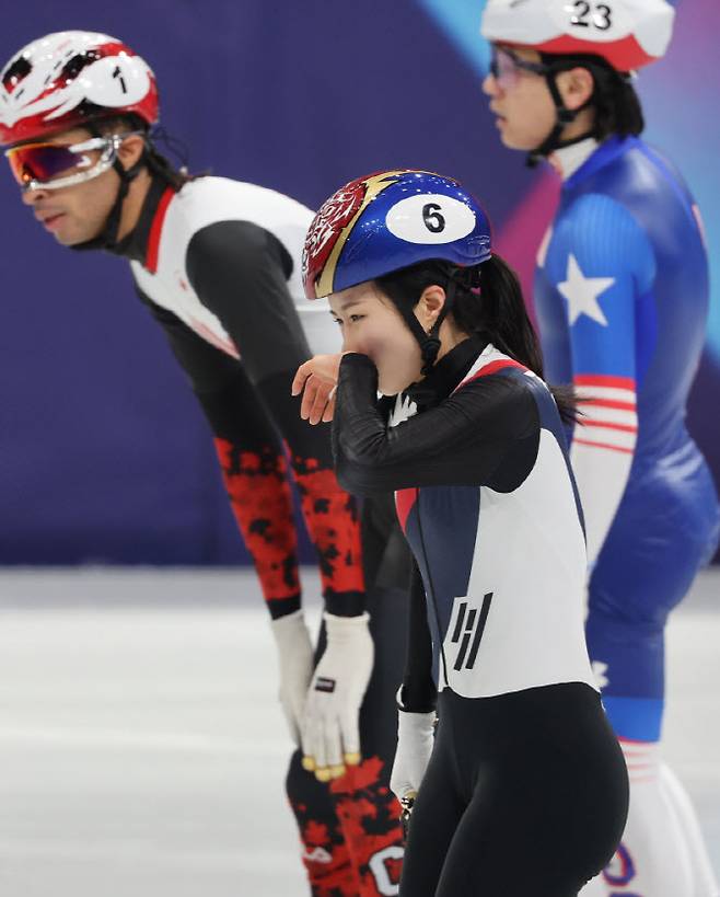 10일(현지시간) 이탈리아 밀라노 아이스스케이팅 아레나에서 열린 2026 밀라노ㆍ코르티나담페초 동계올림픽 쇼트트랙 혼성계주 준결승에서 한국 선수들이 넘어지며 결승진출에 실패했다. 한국 김길리가 경기 후 아쉬워 하고 있다.(사진=연합뉴스)