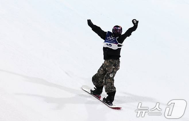 스노보드 유승은이 9일(현지시간) 이탈리아 리비뇨 스노파크에서 열린 2026 밀라노·코르티나담페초 동계올림픽 스노보드 여자 빅에어 결선 2차 시기를 마친 후 환호하고 있다. 2026.2.10 ⓒ 뉴스1 김성진 기자