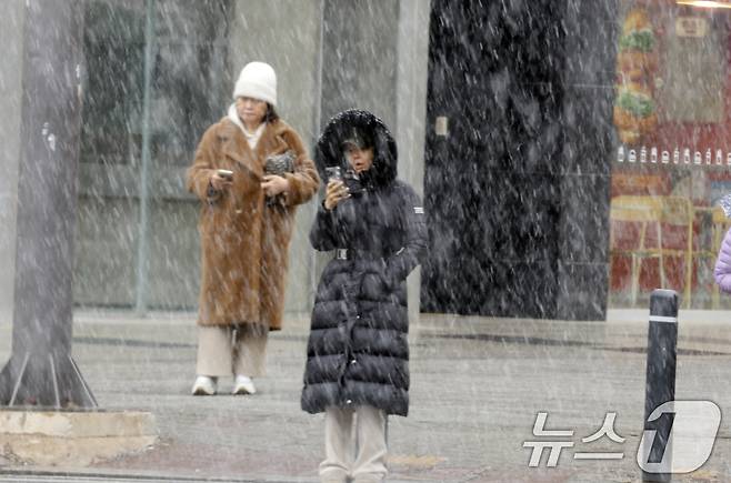 10일 오전 광주 상무지구에 눈이 내려 출근길 시민들이 눈을 맞으며 교차로에서 신호를 기다리고 있다. 2026.2.10 ⓒ 뉴스1 김태성 기자