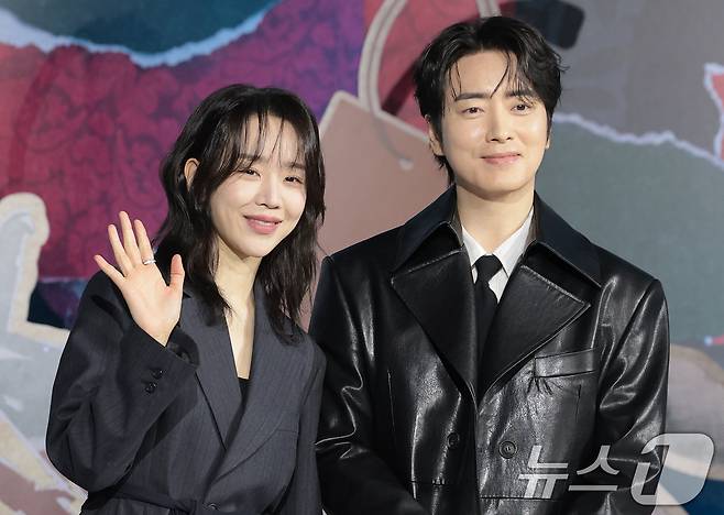 배우 신혜선과 이준혁(오른쪽)이 10일 서울 중구 앰배서더 서울풀만호텔에서 열린 넷플릭스 시리즈 '레이디 두아' 제작발표회에서 포즈를 취하고 있다. '레이디 두아'는 가짜일지라도 명품이 되고 싶었던 여자 ‘사라킴(신혜선 분)’과 그녀의 욕망을 추적하는 형사 ‘무경(이준혁 분)’의 이야기를 그린 미스터리 스릴러다. 2026.2.10 ⓒ 뉴스1 권현진 기자