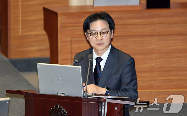 10일 서울 여의도 국회에서 열린 제432회국회(임시회) 경제에 관한 대정부 질문에서 김정관 산업통상부 장관이 질의에 답변하고 있다. ⓒ 뉴스1 이승배 기자