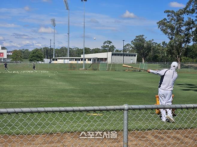 두산 조인성 배터리코치가 9일(한국 시간) 호주 시드니 블랙타운 야구장에서 진행된 스프링캠프서 포수주에 뜬공 펑고를 처주고 있다. 시드니 | 강윤식 기자 skywalker@sportsseoul.com