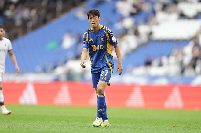 2026시즌 인천 유나이티드 유니폼을 입는 베테랑 이청용. 사진 | 한국프로축구연맹