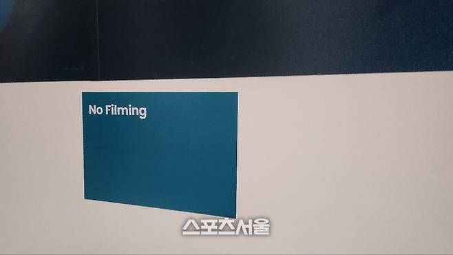 10일(한국시간) 밀라노 스피드스케이팅 스타디움 내 믹스트존 구역에 마련된 국가별 구획에서 한국이 빠져 있다. 밀라노 | 김민규 기자 kmg@sportsseoul.com