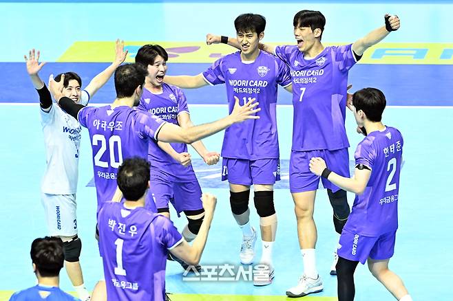 우리카드 선수들이 10일 인천 계양체육관에서 열린 2025-2026 V리그 남자부 대한항공과 경기에서 대한항공에 세트 스코어 3-1로 승리한 뒤 기뻐하고 있다. 2026. 2. 10. 인천 | 박진업 기자 upandup@sportsseoul.com