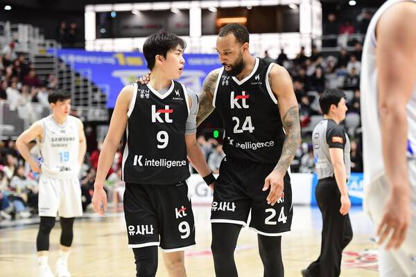 KT 데릭 윌리엄스와 박지원. /사진=KBL