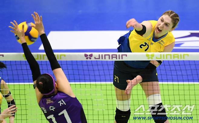 9일 수원체육관에서 열린 V리그 현대건설과 흥국생명의 경기. 현대건설 카리가 블로킹을 피해 공격을 시도하고 있다. 수원=박재만 기자 pjm@sportschosun.com/2026.02.09/