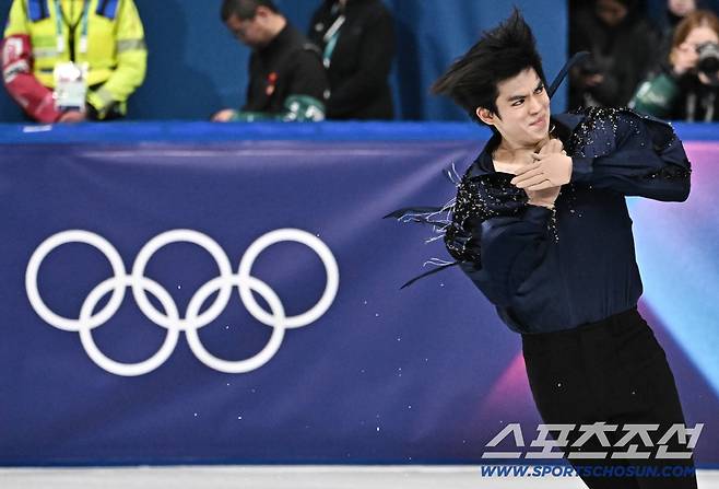 8일 이탈리아 밀라노 아이스스케이팅 아레나에서 열린 피겨 팀이벤트 남자싱글. 점프 연기를 펼치고 있는 차준환. 밀라노(이탈리아)=송정헌 기자songs@sportschosun.com/2026.02.08/