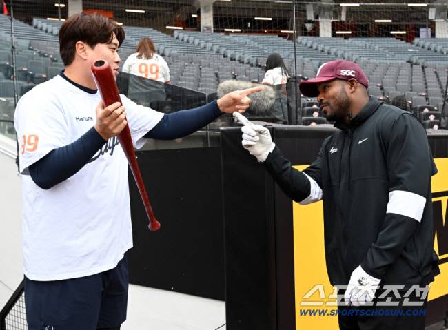 12일 대전 한화생명볼파크에서 열린 키움과 한화의 경기, 류현진과 푸이그가 인사를 나누고 있다. 대전=허상욱 기자wook@sportschosun.com/2025.04.12/