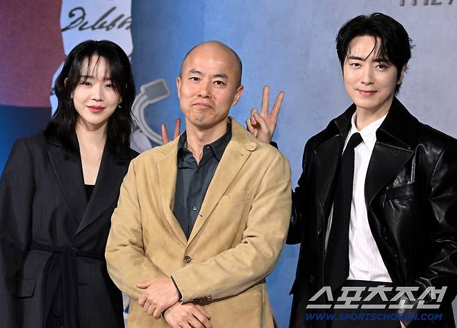 10일 앰버서더 풀만 서울에서 열린 넷플릭스 시리즈 '레이디 두아'의 제작보고회. 신혜선, 김진민 감독, 이준혁이 포토타임을 갖고 있다. 허상욱 기자wook@sportschosun.com/2026.02.10/