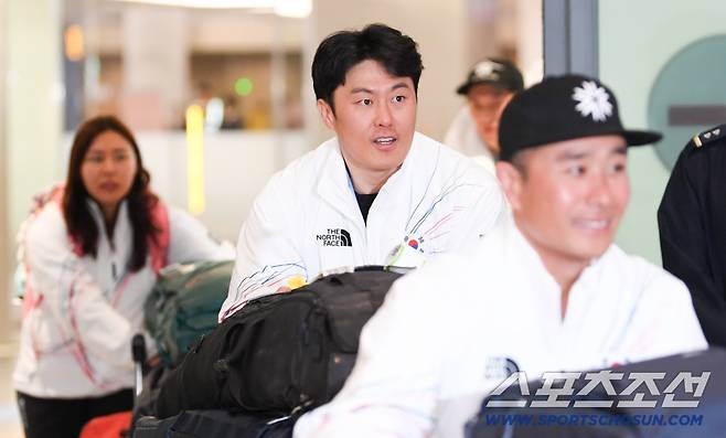 2026 제25회 이탈리아 밀라노 코르티나담페초 동계올림픽에서 은메달을 획득한 스노보드 국가대표 김상겸이 10일 인천국제공항을 통해 귀국했다. 김상겸이 입국장을 나서고 있다. 인천공항=박재만 기자 pjm@sportschosun.com/2026.02.10/