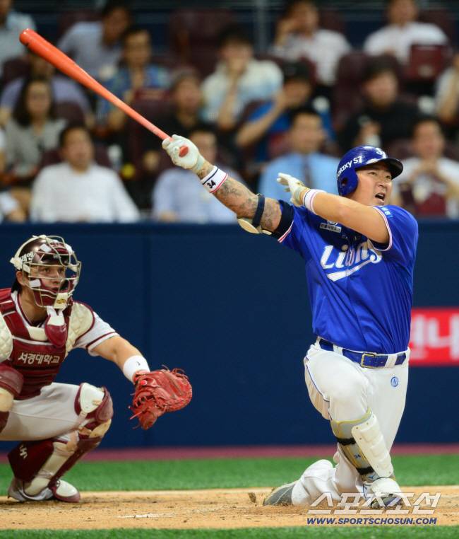 삼성 라이온즈 시절인 2016년 6월 1일 고척돔에서 열린 넥센 히어로즈전에서 4회초 2루타를 때리고 있는 최형우. 그는 414안타를 보태면 3000안타에 도달한다. 정재근 기자 cjg@sportschosun.com