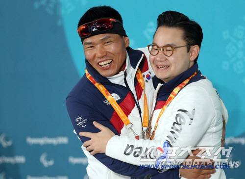 2018년 평창동계패럴림픽 신의현의  대한민국 동계패럴림픽 사상 첫 금메달 기적 뒤에는 배동현 단장의 헌신적인 지원이 있었다. 사진=연합뉴스