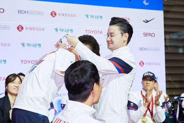 파리패럴림픽 해단식에서 선수단 전원에게 감사와 존경을 담은 순금 20돈, '찐' 금메달을 선물했다.  사진제공=대한장애인체육회