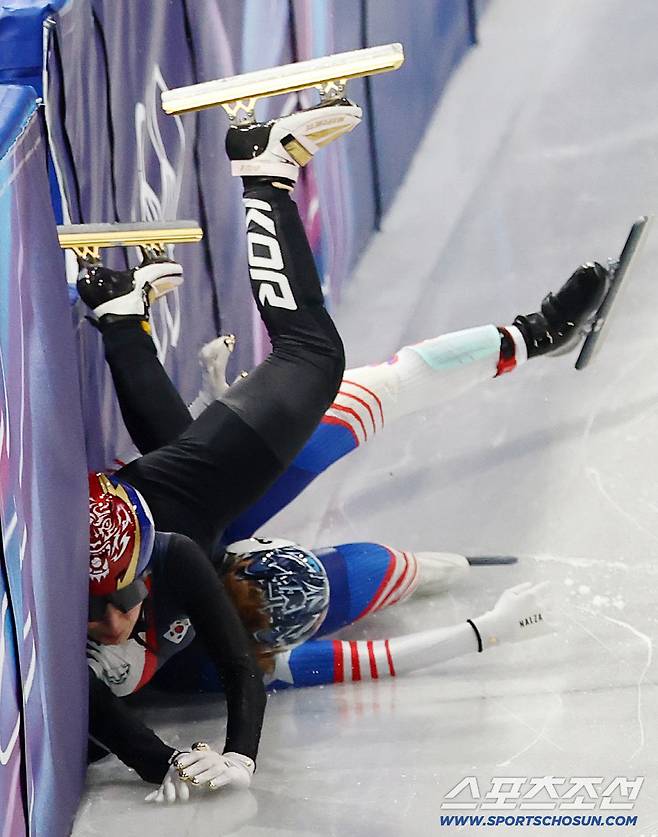 10일 이탈리아 밀라노 아이스스케이팅 아레나에서 쇼트트랙 혼성 계주 경기가 열렸다. 준결승 미국팀과 충돌하며 넘어진 김길리. 밀라노(이탈리아)=송정헌 기자songs@sportschosun.com/2026.02.10/