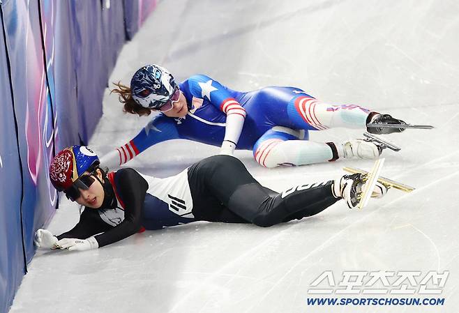 10일 이탈리아 밀라노 아이스스케이팅 아레나에서 쇼트트랙 혼성 계주 경기가 열렸다. 준결승 미국팀과 충돌하며 넘어진 김길리. 밀라노(이탈리아)=송정헌 기자songs@sportschosun.com/2026.02.10/