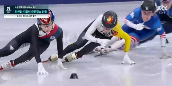 두 손으로 바닥을 짚으며 위기를 벗어나는 최민정. ⓒJTBC 중계화면 캡처