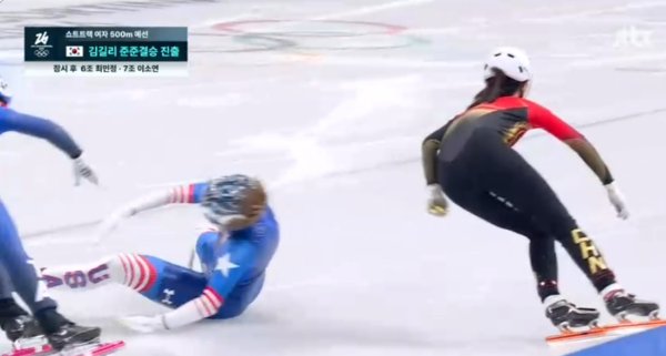 다른 선수들은 넘어지고 혼자서 질주를 펼치는 왕신란. ⓒJTBC 중계화면 캡처