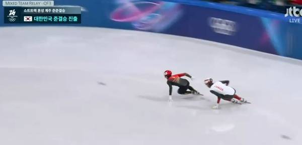 반바퀴를 남겨두고 1위를 질주 중이던 린샤오쥔. ⓒJTBC 중계화면 캡처